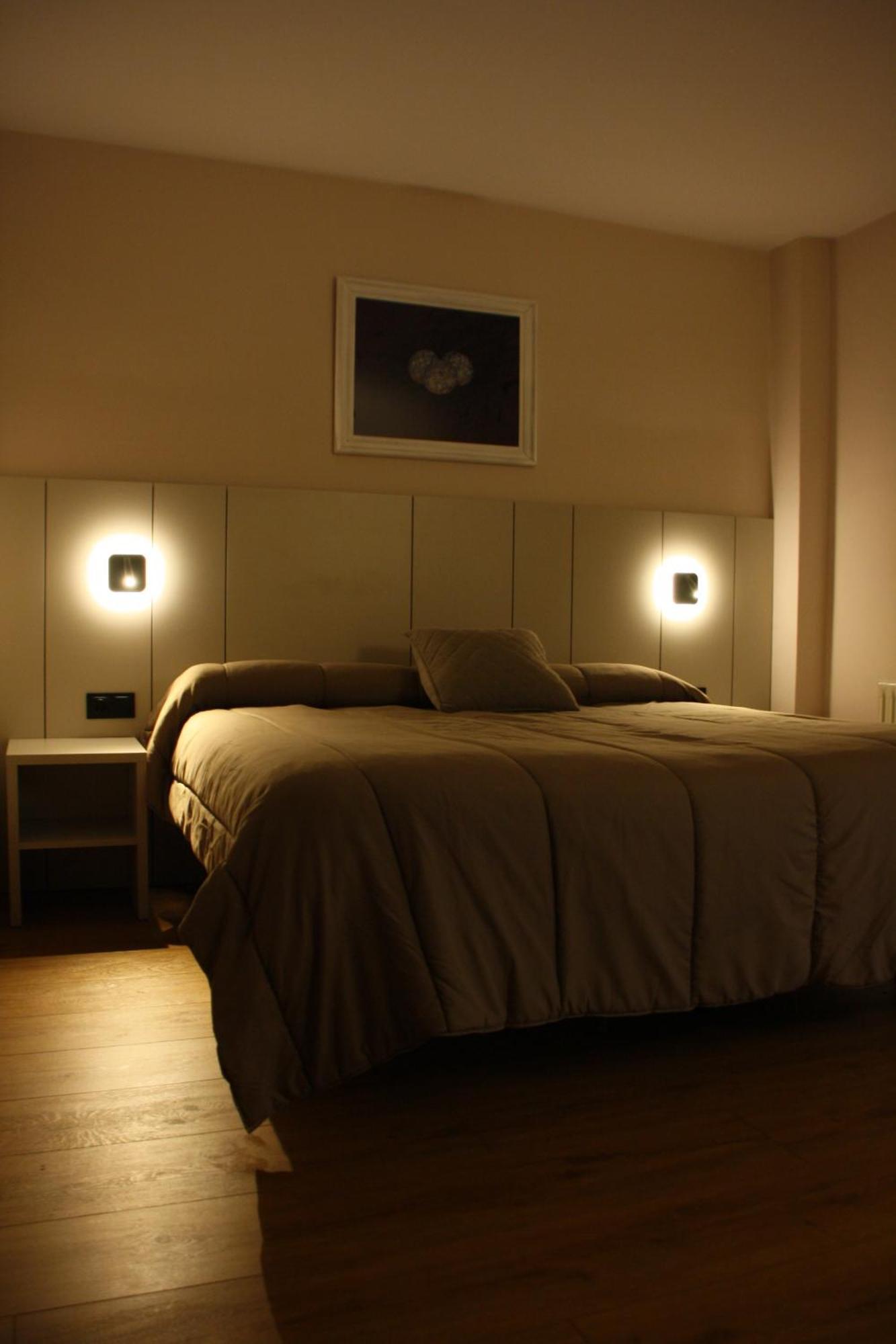 Hostal Crisami Solsona Exterior foto