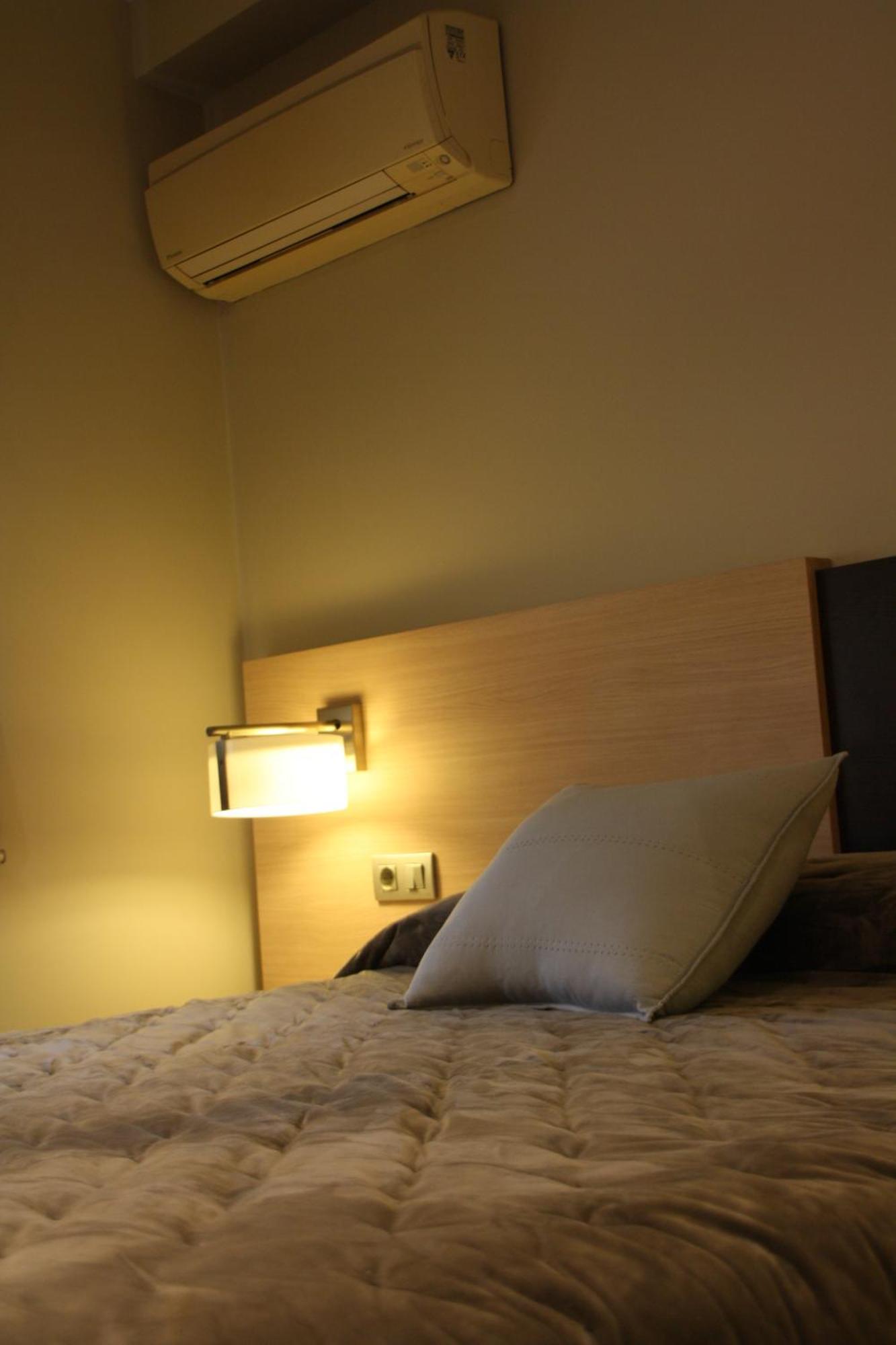Hostal Crisami Solsona Exterior foto