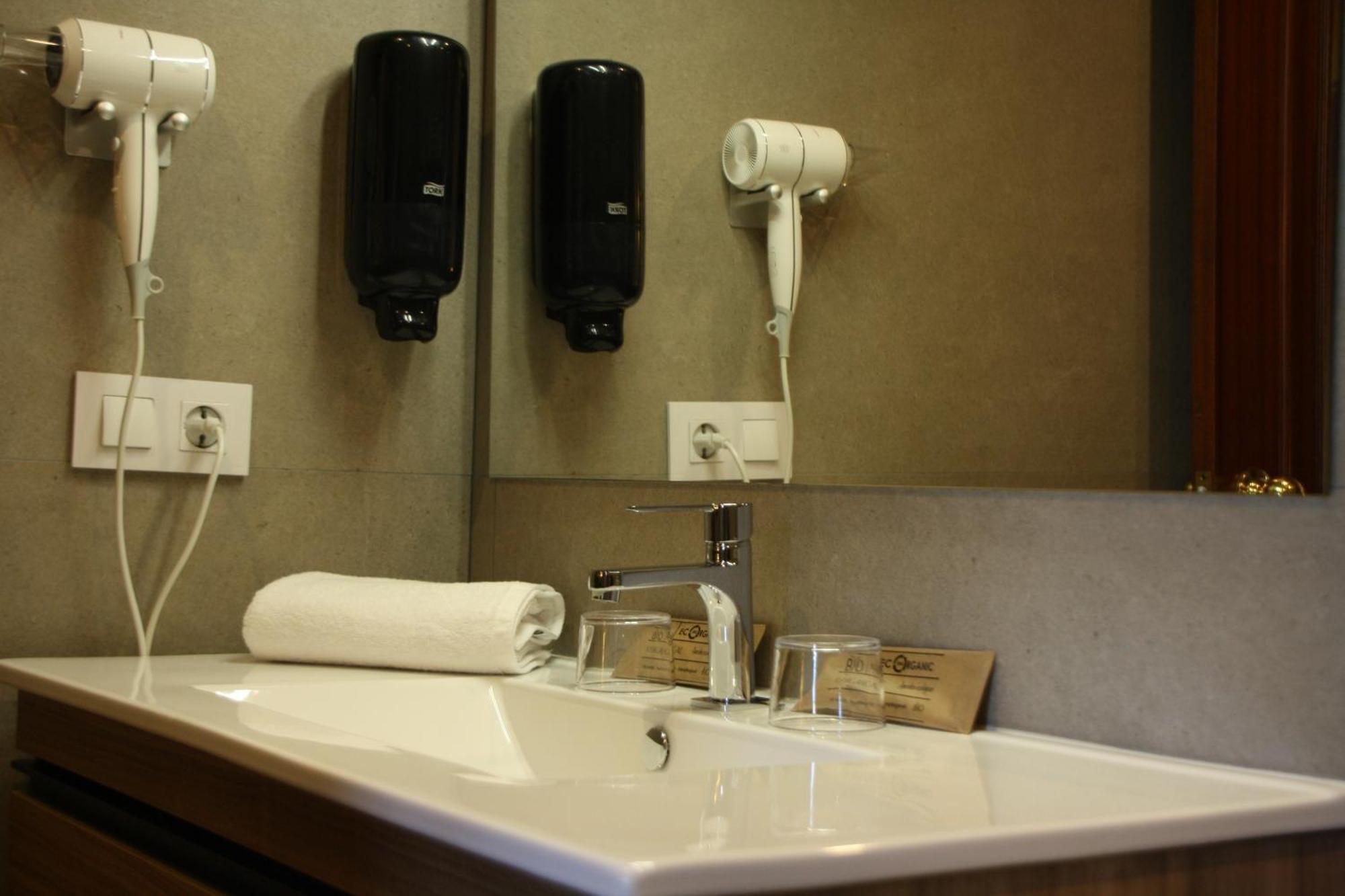 Hostal Crisami Solsona Exterior foto