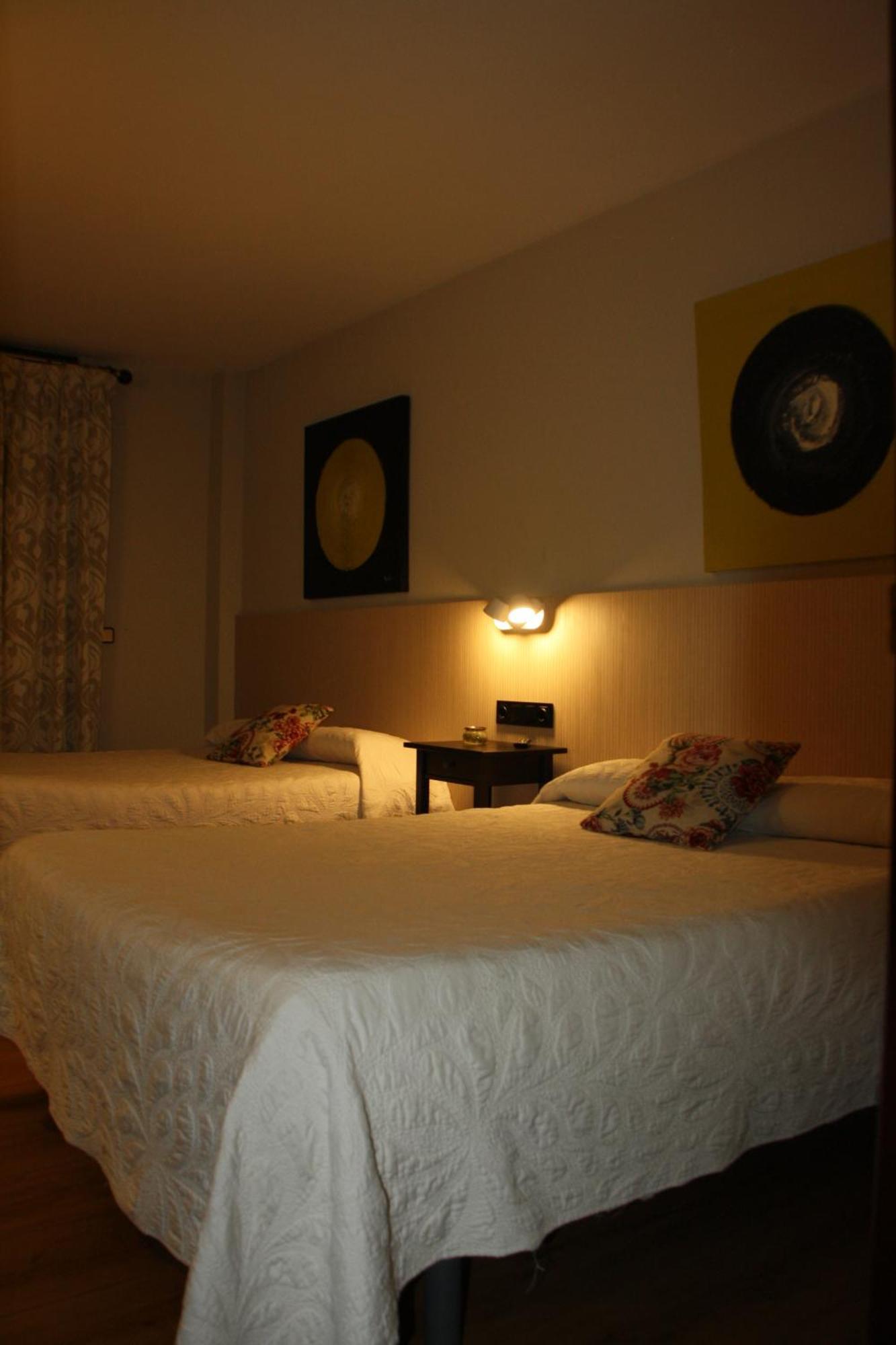 Hostal Crisami Solsona Exterior foto