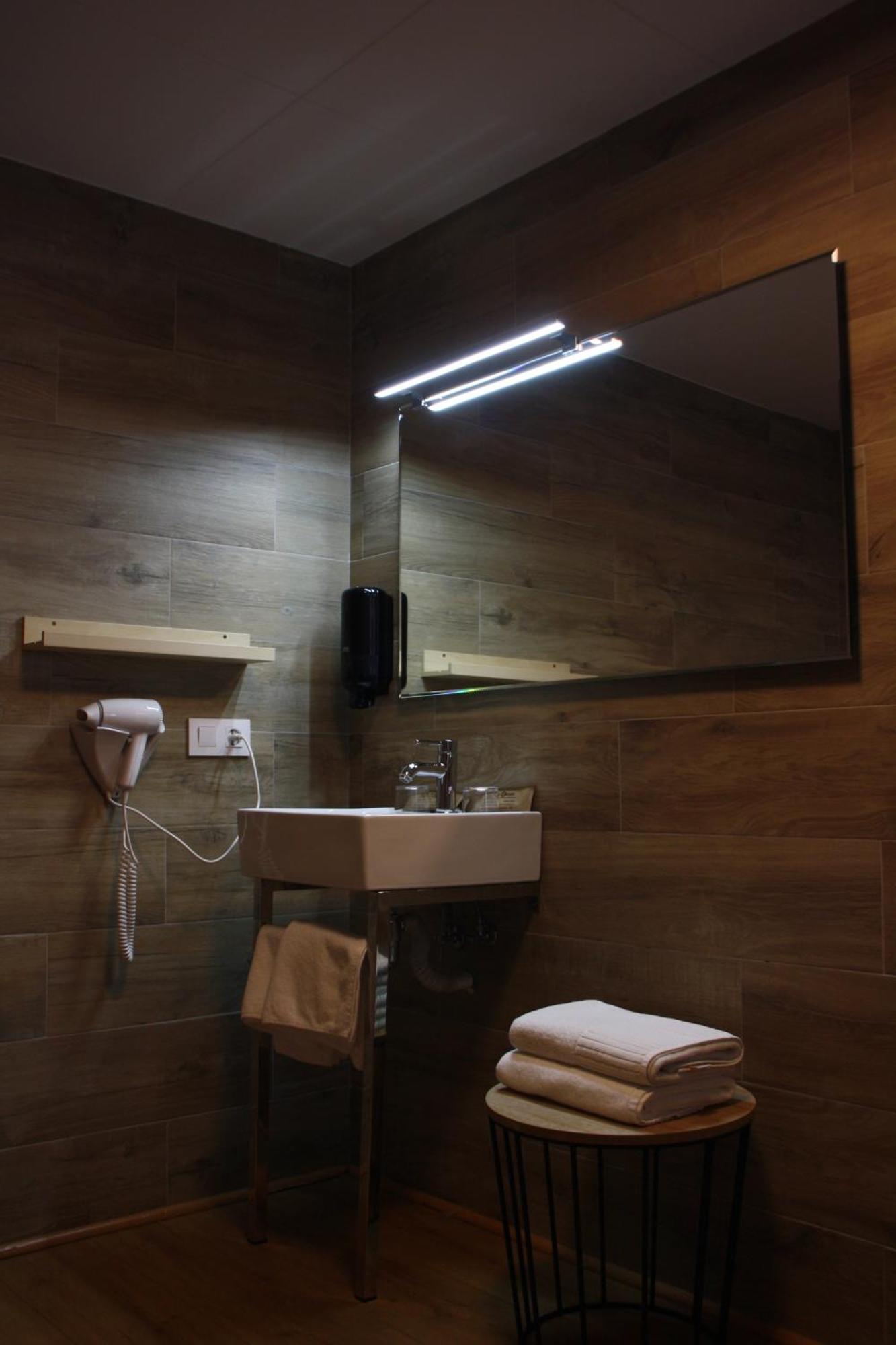 Hostal Crisami Solsona Exterior foto